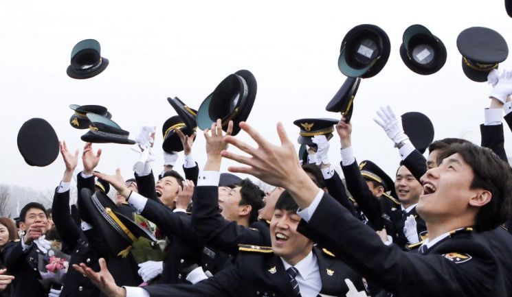 신임 경찰관 졸업식에서 졸업생들이 모자를 던지며 자축하고 있다 [이미지출처=연합뉴스]