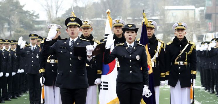 23일 오전 충북 충주시 중앙경찰학교에서 열린 제292기 신임 경찰관 졸업식에서 졸업생들이 선서하고 있다. [이미지출처=연합뉴스]