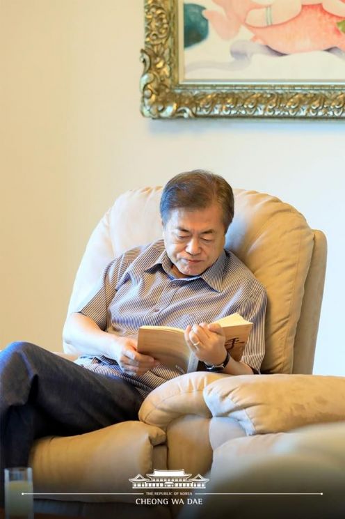 문재인 대통령이 여름 휴가 기간 중 충남 계룡대에서 독서를 하고 있다. 
사진=청와대