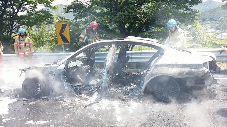 지난 2일 오전 강원도 원주 영동고속도로에서 BMW 520d 승용차에 화재가 발생한 모습(사진=연합뉴스)
