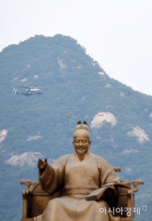 [포토]세종대왕 동상 지나는 대통령 전용헬기