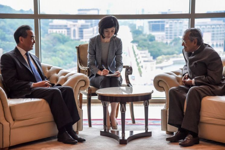 마하티르 모하맛 말레이시아 총리(오른쪽)과 왕이 중국 외교부장이 1일 말레이시아 총리 집무실에서 만나 대화하고 있다. [이미지출처=로이터연합뉴스]