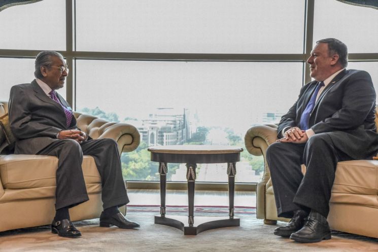 마이크 폼페이오(오른쪽) 미 국무부 장관이 3일 마하티르 모하맛 말레이시아 총리와 회담하고 있다. [이미지출처=EPA연합뉴스]