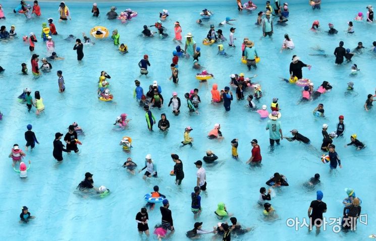 [포토] 물놀이 즐기는 아이들