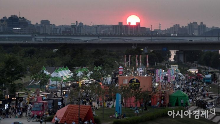 [포토] 지는 태양 아래 밤도깨비 야시장