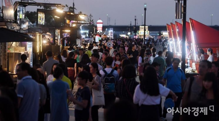 최악의 폭염과 열대야가 이어진 3일 서울 영등포구 한강시민공원을 찾은 시민들이 밤도깨비 야시장을 즐기고 있다./김현민 기자 kimhyun81@