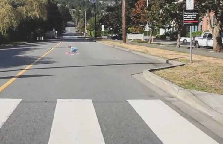 도로에 어린이가 공을 줍고있는 '3D 트릭아트'. 캐나다 벤쿠버의 도로에 실제 그려진 그림입니다. 다가갈수록 아이가 커지는데 모르는 운전자는 혼비백산할 일입니다. [사진=유튜브 화면캡처]