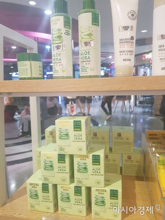 태국 '아캔아기' 매장에서 팔리는 화장품