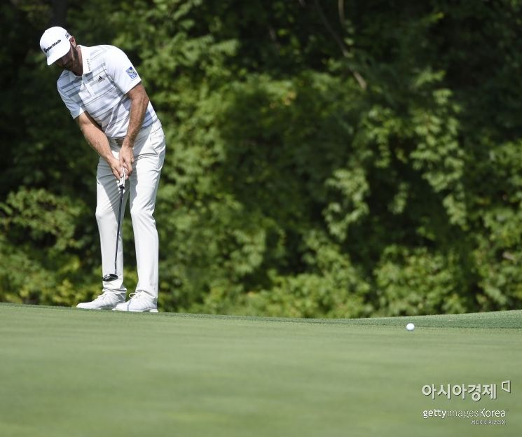 세계랭킹 1위 더스틴 존슨이 PGA챔피언십을 앞두고 연습라운드 도중 '승부처' 17번홀에서 퍼팅을 하고 있다.  세인트루이스(美 미주리주)=Getty images/멀티비츠