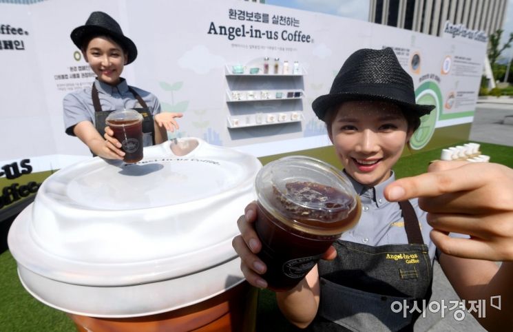 커피브랜드 앤제리너스가 서울 종로구 세종로TO점에서 플라스틱 빨대를 사용하지 않는 '드링킹 리드'를 선보이고 있다./김현민 기자 kimhyun81@