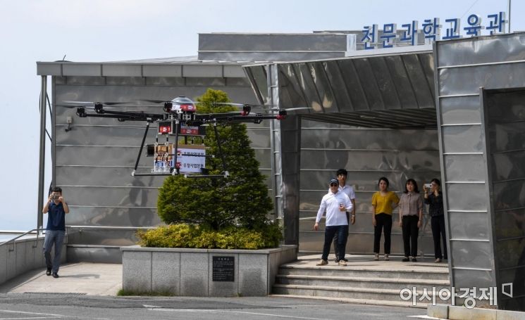 2018년 8월 강원 영월우체국을 출발한 드론이 목적지인 별마로천문대에 우편물을 배송하고 있다./영월=강진형 기자aymsdream@