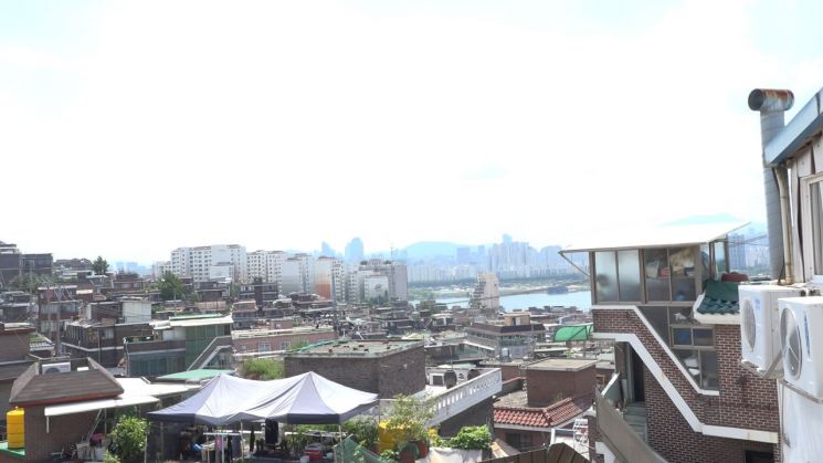 보광동은 재개발을 앞둔 허름한 구도심이지만 풍광이 빼어난 곳입니다. 고지대인 우사단길의 어느 평범한 집 옥상에서 바라보는 한강의 노을은 서울에서 가장 아름다운 풍경 중 하나입니다. [사진=천지민PD]
