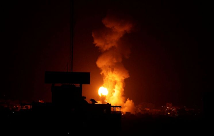 이스라엘, 가자지구의 무장정파 하마스 공습…"로켓포에 대응"