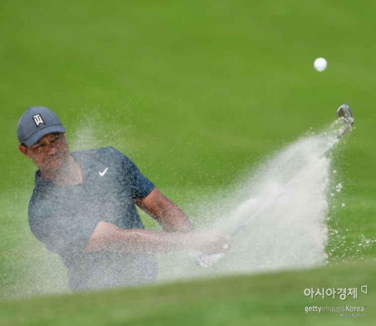 타이거 우즈가 100번째 PGA챔피언십 첫날 4번홀에서 벙커 샷을 하고 있다. 세인트루이스(美 미주리주)=Getty images/멀티비츠