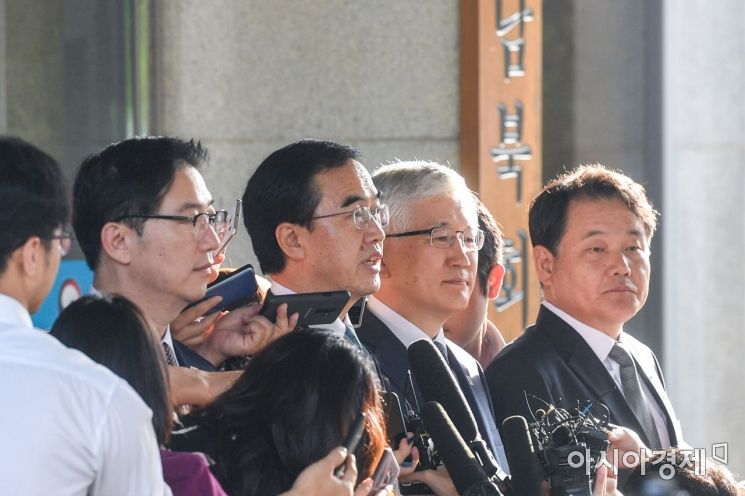 제4차 남북 고위급회담일인 13일 서울 종로구 남북회담본부에서 조명균(왼쪽 두 번째) 통일부 장관이 판문점 이동에 앞서 취재진 질문에 답하고 있다./강진형 기자aymsdream@