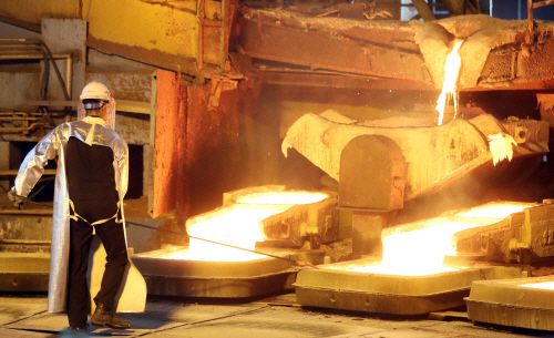 지난달 17일 폭염경보가 발효된 울산시 한 제련공장에서 노동자가 주조 작업을 하고 있다. 사진=연합뉴스