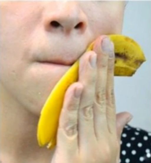 바나나껍질을 얼굴에 문지르면 주름을 개선해주는 효과가 있습니다. [사진=유튜브 화면캡처]