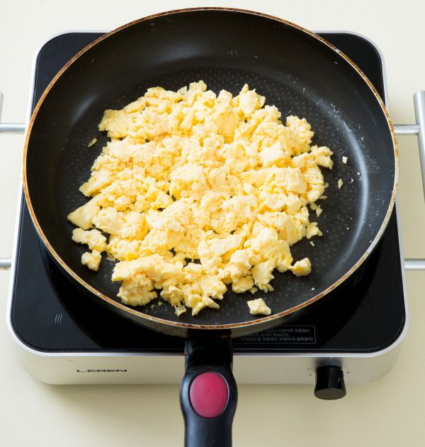 4. 팬에 버터를 두르고 달걀물을 부어 스크램블한다.