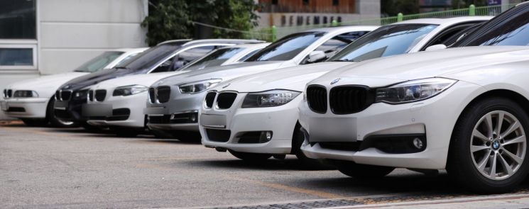 지난 10일 서울 서초구 BMW 서비스센터에 점검을 받으려는 차량들이 주차장에 세워져있다./ 연합뉴스