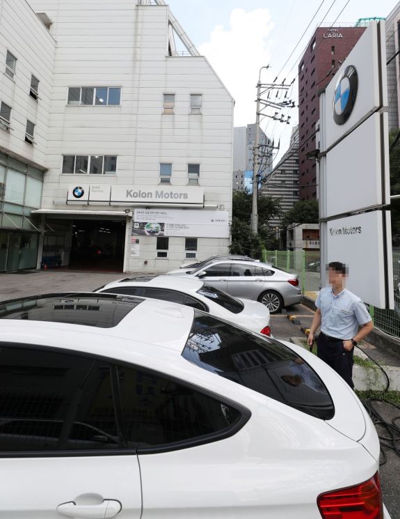한 BMW 서비스센터에 점검을 받으려는 차량이 주차장에 세워져있다. /연합뉴스