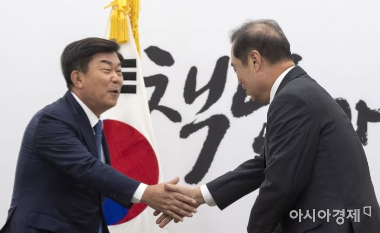 [포토] 자유한국당 찾은 박성택 중기중 회장