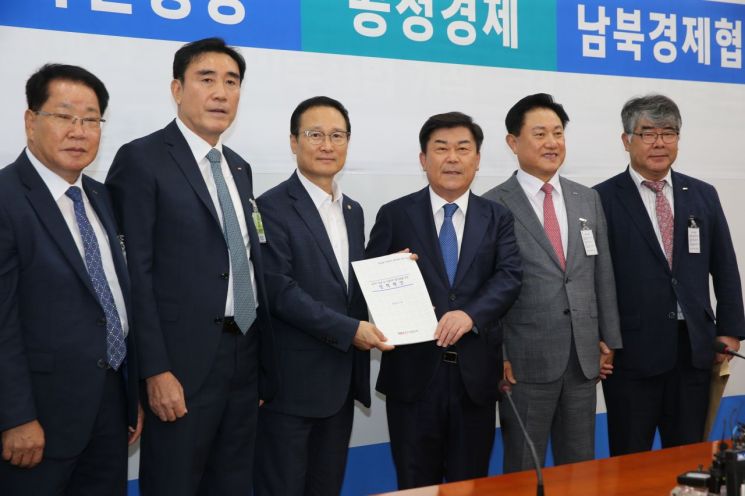 "상가임대차보호법 8월 국회서 통과시키겠다"…홍영표-박성택 '상생경제' 협력(종합)