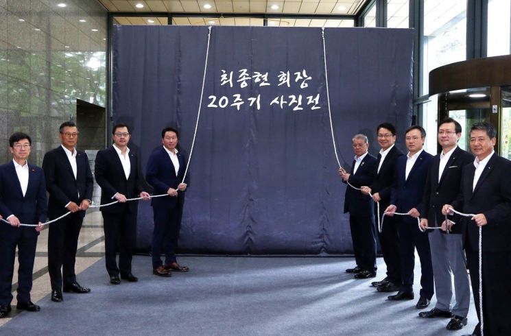 2018년 8월 열린 고 최종현 SK 전 회장 20주기 사진전에서 최재원 SK 수석부회장(왼쪽 세번째부터), 최태원 SK 회장, 최신원 SK네트웍스 전 회장, 최창원 SK디스커버리 부회장 등이 기념촬영하고 있다.＜사진제공:SK＞