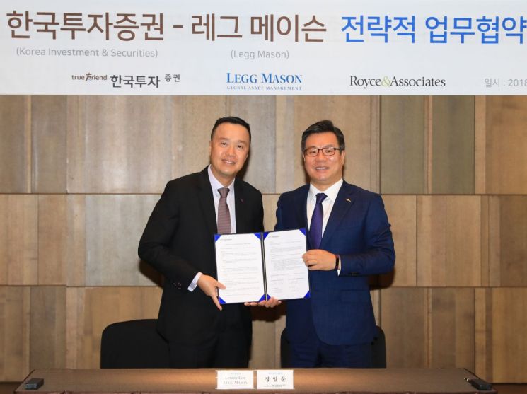 정일문(오른쪽) 한국투자증권 개인고객그룹장과 레니림 레그메이슨 아시아 대표가 14일 전략적 업무제휴를 맺고 기념 사진을 찍고 있다.