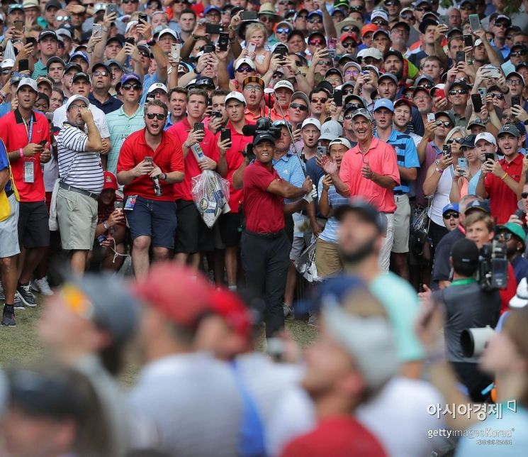 타이거 우즈가 100번째 PGA챔피언십 최종일 9번홀에서 샷을 하고 있다. 세인트루이스(美 미주리주)=Getty images/멀티비츠