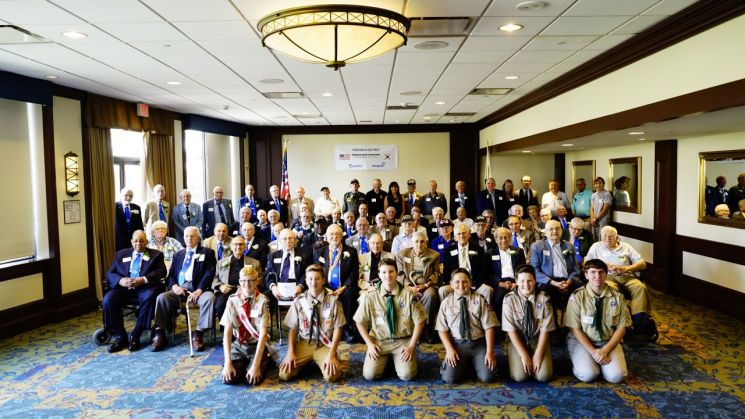 동원그룹이 14일(현지시간) 미국 피츠버그 쉐라톤 호텔에서 개최한 한국전 참전용사 오찬행사에 참석한 참전용사들이 기념사진을 찍고 있다.