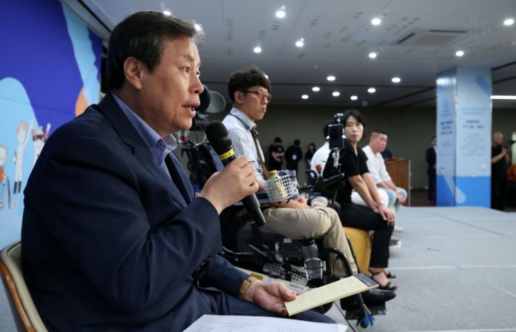 "장애인이 무슨 운동" 편견 바꾼다..소매걷은 정부