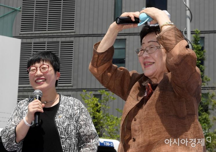 [포토] 손하트 그리는 이용수 할머니