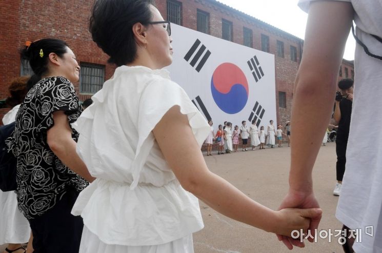 [포토] 손에 손잡고 평화의 춤