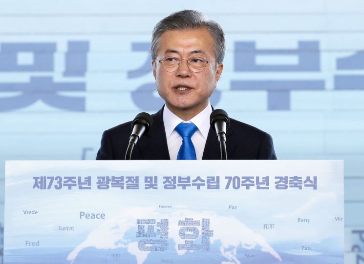 [리얼미터 조사]文 55%·與 37% 역대 최저…한국당, 20% 돌파