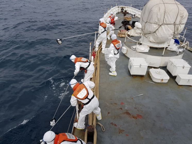 제주 우도 북쪽 해상에서 발생한 기름 유출 사고 현장에서 제주 해경이 방제 작업을 진행 중이다. 사진 제공=해양경찰청