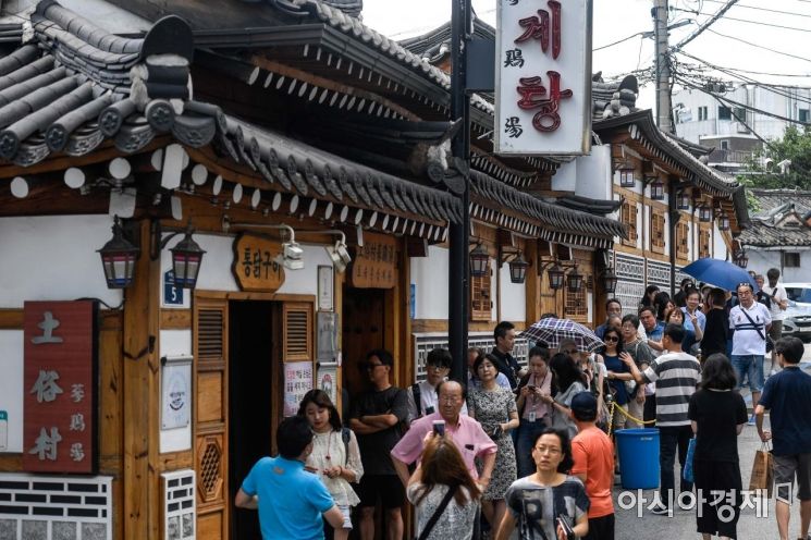 말복인 16일 서울 종로구 한 삼계탕 전문 식당 앞에서 손님들이 입장을 하기 위해 줄을 서고 있다./강진형 기자aymsdream@