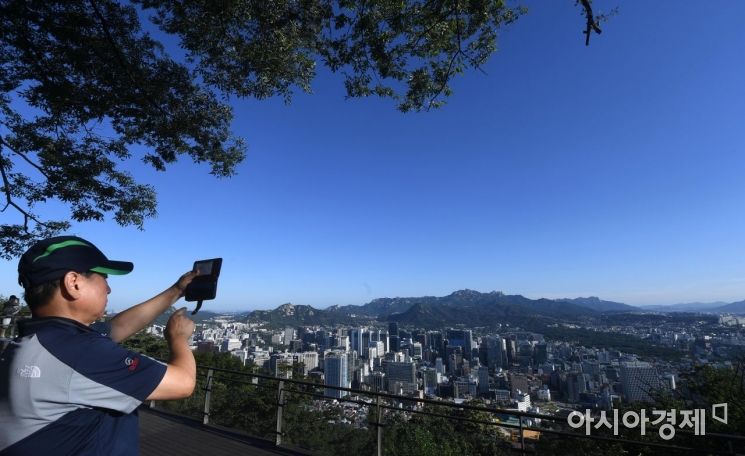 [포토] 구름 한점 없는 도심의 파란 하늘