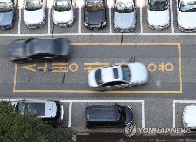 서울 강남구 한 아파트 단지 소방차 전용구역에 차량이 지나다니는 모습. 사진=연합뉴스