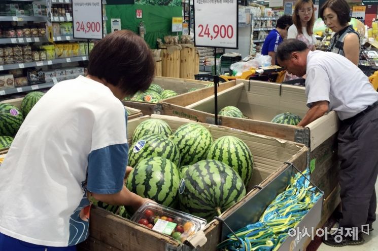 서울의 한 마트에서 사람들이 수박을 고르는 모습./이재익 기자 one@