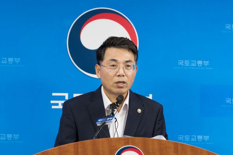 김정렬 국토부 2차관이 17일 정부세종청사에서 '진에어 면허취소 여부 결정' 브리핑을 하고 있다.