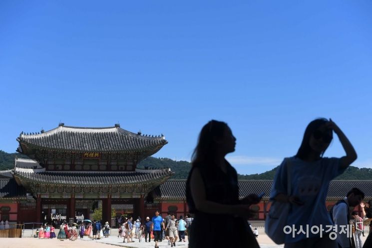 폭염의 기세가 한풀 꺾이며 내륙의 폭염특보가 대부분 완화된 17일 서울 종로구 경복궁이 관광객들로 북적이고 있다. /문호남 기자 munonam@