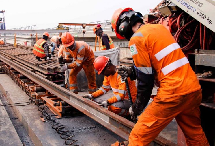 인도네시아 근로자들이 LRT(경전철) 공사를 진행하고 있다. 인도네시아는 모두 3단계의 공사를 통해 총 연장구간 100km의 LRT 설치사업을 진행 중이다. 현재 1단계 공사를 마쳤다.