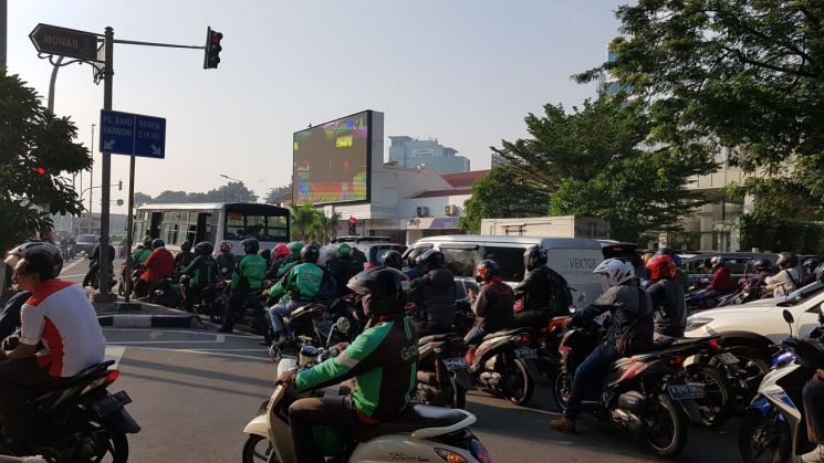 인도네시아 자카르타 출근길 풍경. 공공교통망이 부족한 인도네시아 자카르타에서는 모터사이클이 시민들의 발 역할을 하고 있다.