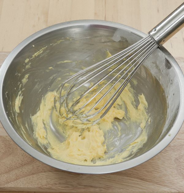 1. 버터는 부드러워질때까지 풀어서 설탕과 소금을 넣고 부드럽게 섞는다.