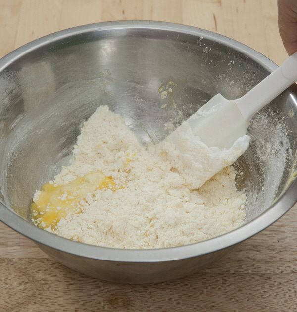 3. 달걀은 곱게 풀어 우유 1/4컵을 섞은 다음 ②에 넣어 반죽한다.