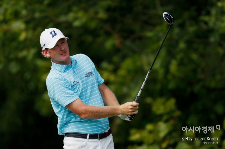 '미스터 59' 스니데커 순항 "2타 차 선두~"