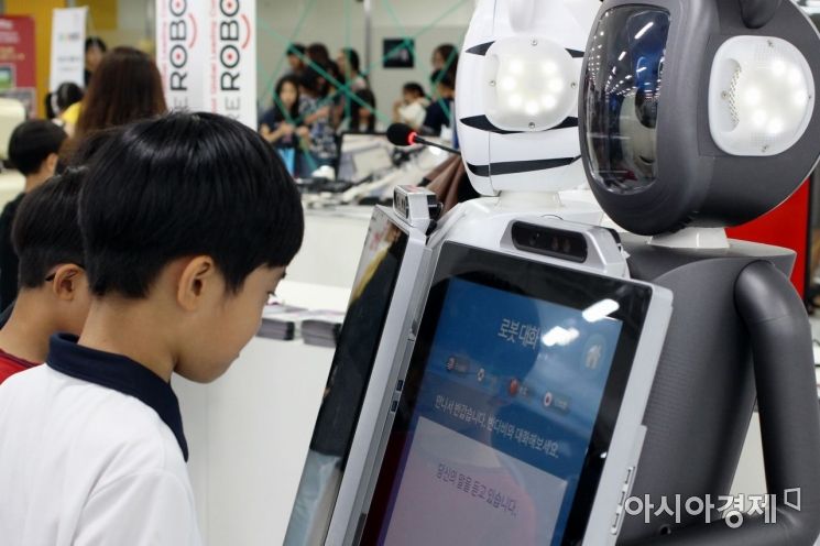 평창동계패럴림픽 마스코트였던 반다비가 로봇으로 관람객을 맞이했다. 행사장을 찾은 어린이가 로봇과 대화를 시도하고 있다. /이재익 기자 one@