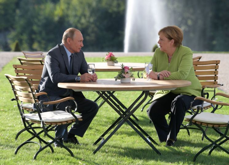 푸틴, 메르켈 만났다…시리아 내전·이란문제 논의