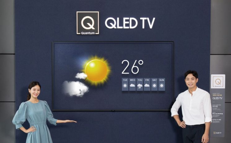 삼성전자 모델들이 삼성 디지털프라자 용인구성점의 새롭게 단장한 QLED TV 존에서 삼성 QLED TV를 감상하고 있다.