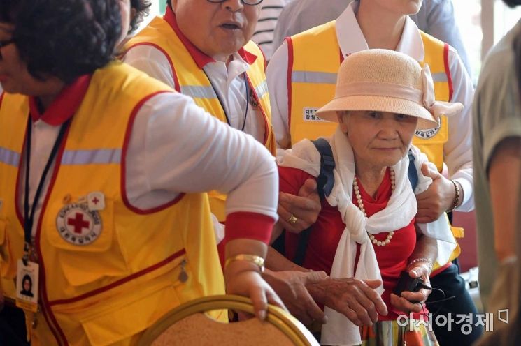 [포토] 북에 있는 가족 만나기 위해...